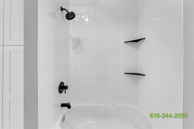 Building Photo - STUNNING REMODEL!!! Extremely Spacious 4 B...