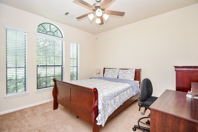 Building Photo - 5619 Drumlin Field Way