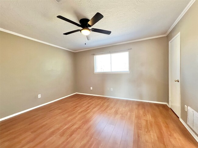 Building Photo - 303 Brigadoon Ln