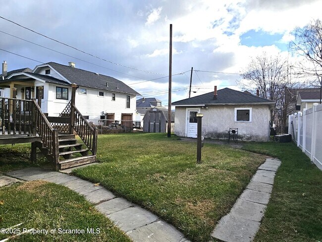 Building Photo - 852 N Rebecca Ave