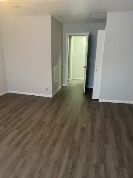 Building Photo - 165 Midway Dr