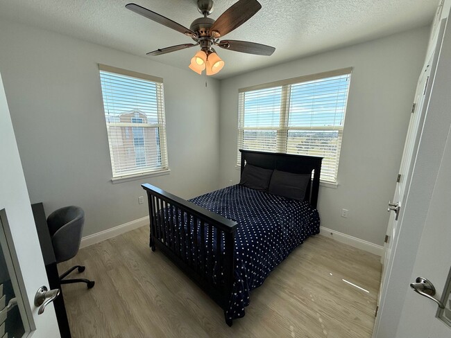 Building Photo - FURNISHED 3/2 AVAILABLE FOR MARCH 1 MOVE-IN!