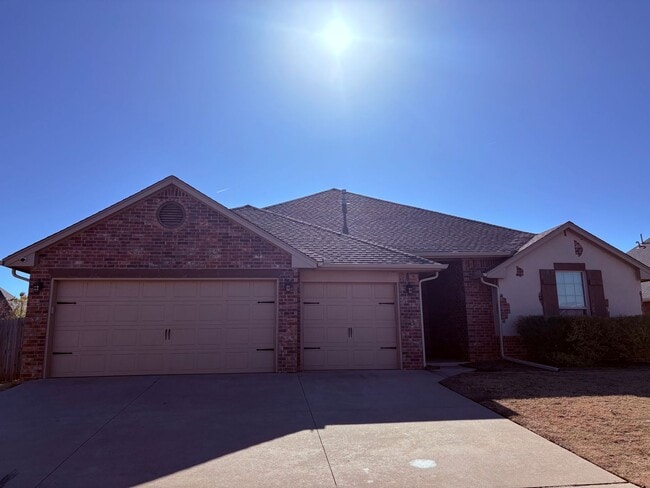 Building Photo - Large four bedroom home in Edmond
