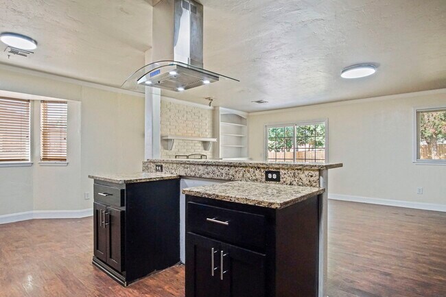 Building Photo - 625 Hawthorne Pl