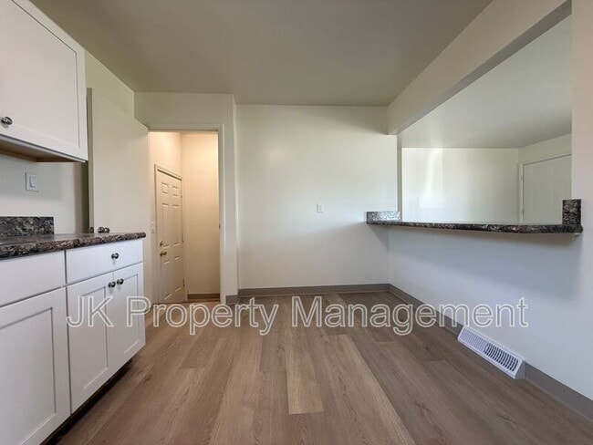 Building Photo - 236 21st Ave NW