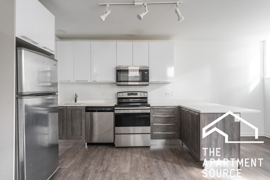 Primary Photo - 940 W Carmen Ave