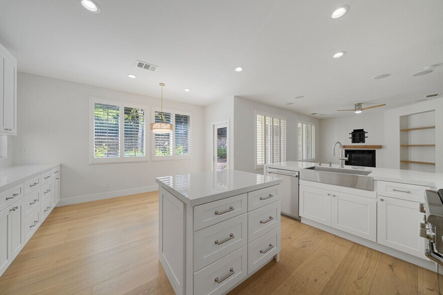 Building Photo - 25352 Avanti Ct