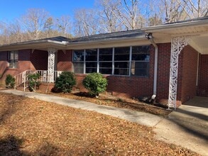 Building Photo - Minutes from Alexandria High School