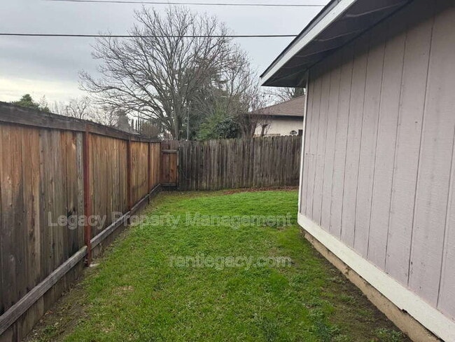 Building Photo - 2084 Quincy Ave