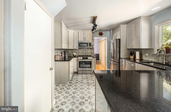 Building Photo - 6917 Stoneybrooke Ln