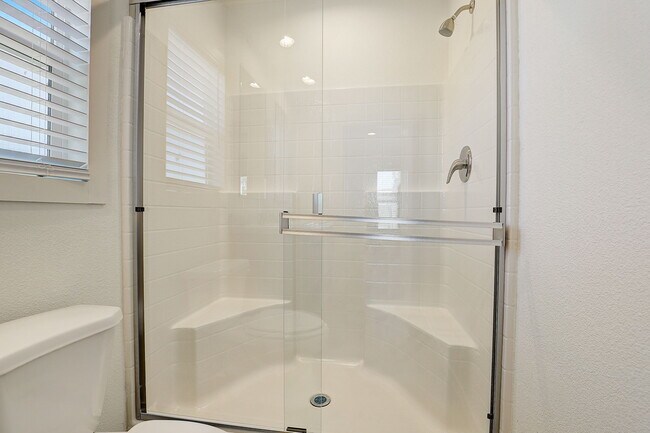 Building Photo - 6 Lapin St