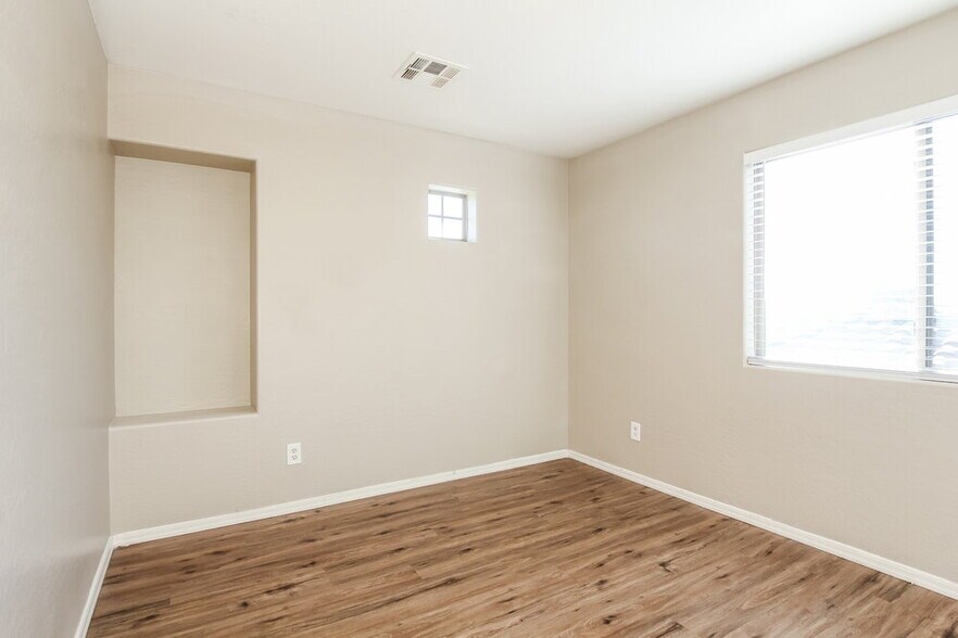 Building Photo - 6216 S 52nd Dr