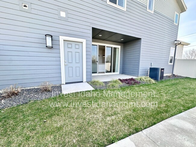 Building Photo - $500 move-in credit! Luxury Gated Townhome...