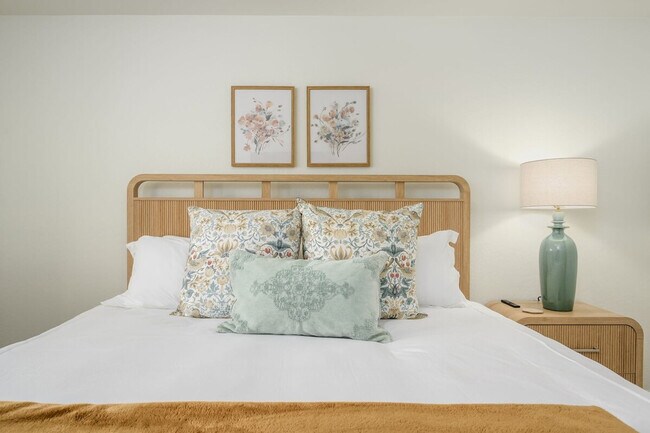 Building Photo - 5450 E Deer Valley Dr