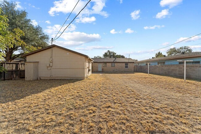 Building Photo - 703 Ainslee St
