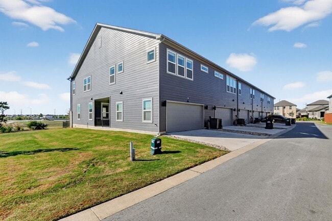 Building Photo - 213 Flowers Ave