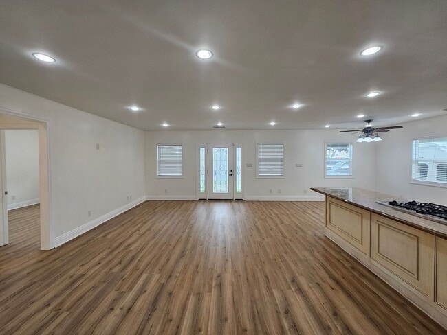 Building Photo - 3-bedroom, 2-bathroom home located in the vibrant city of Long Beach