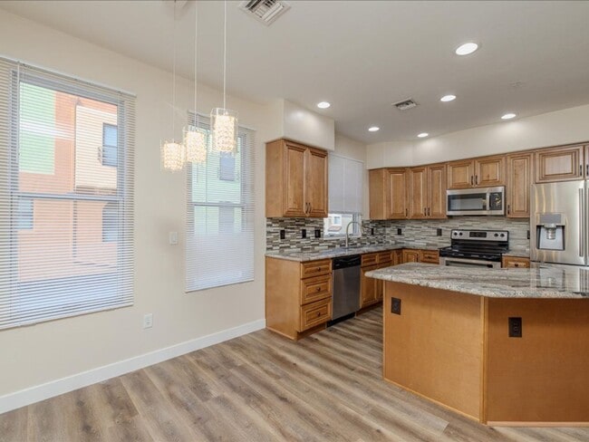 Building Photo - 3 Bedroom, 2.5 Bath CATALINA MOUNTAIN VIEWS! ROOF TOP CABANA!!