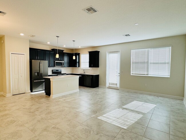 Building Photo - 3 Bed 2.5 Bath Townhouse For Rent In Store...