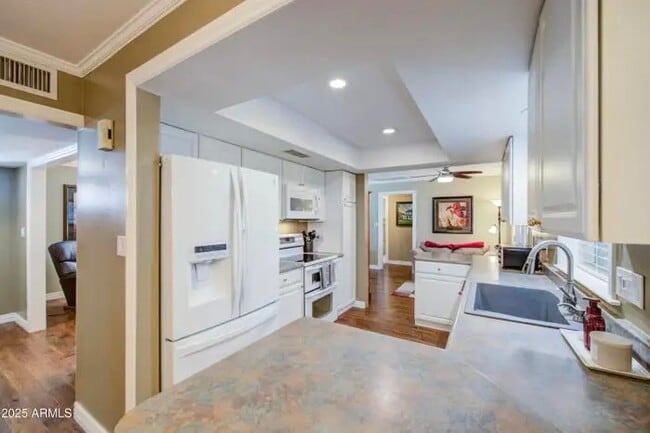 Building Photo - 2704 S Terrace Rd