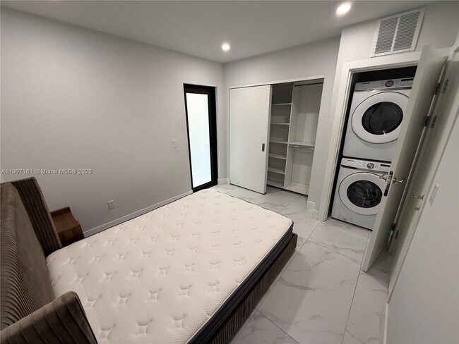 Building Photo - 944 Jefferson Ave