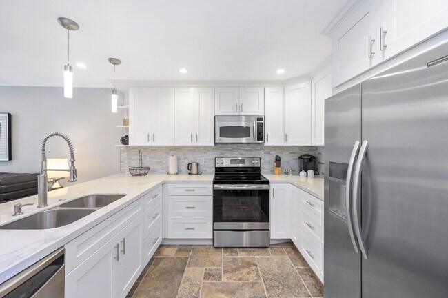 Building Photo - 11645 Montana Ave