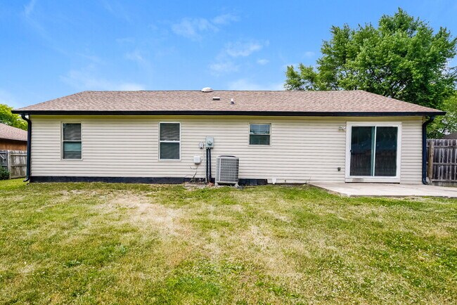 Building Photo - 819 Bitter Bark Ln