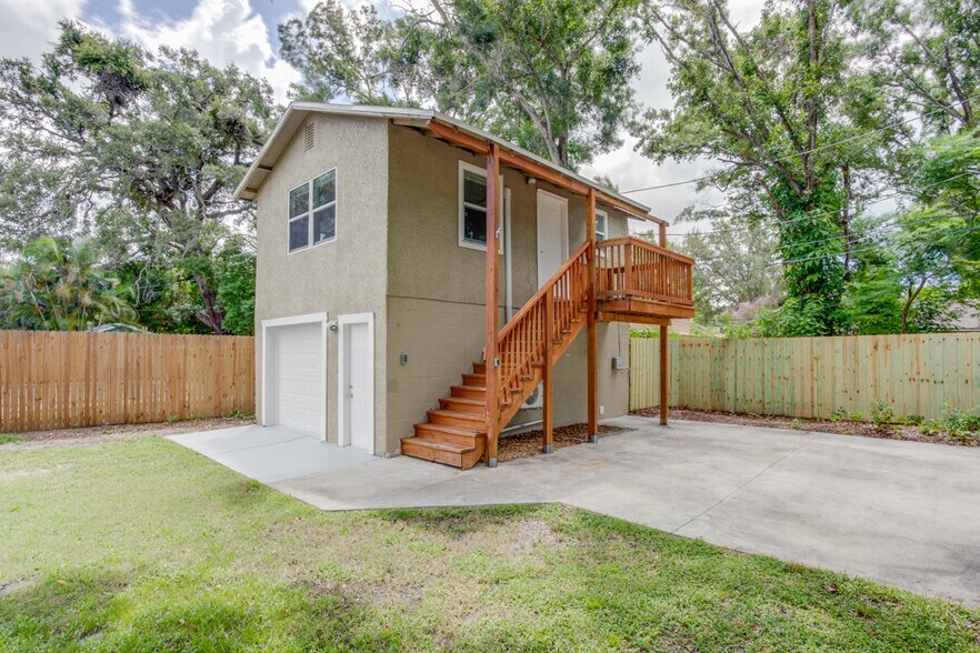 1/1 apartment with garage - 905 Plaza St