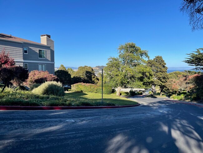 Building Photo - 1310 Ridge Ct