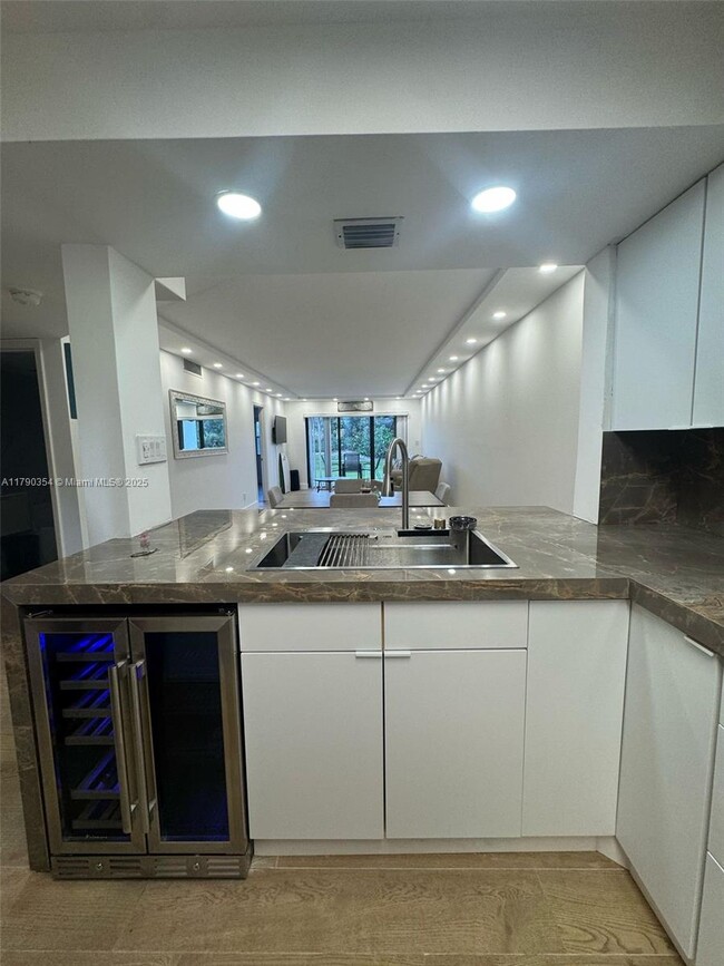 Building Photo - 10044 S Ocean Dr