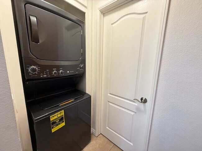 Building Photo - Resort-Style 2BR/2BA First-Floor Condo in Gated Lucera Community Near UTC