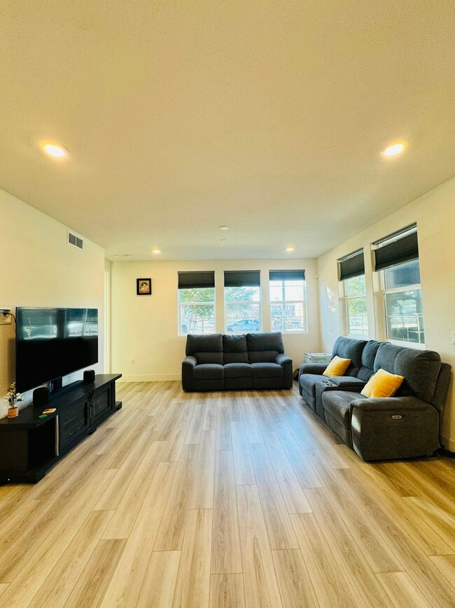 Building Photo - 5750 Greige Cir