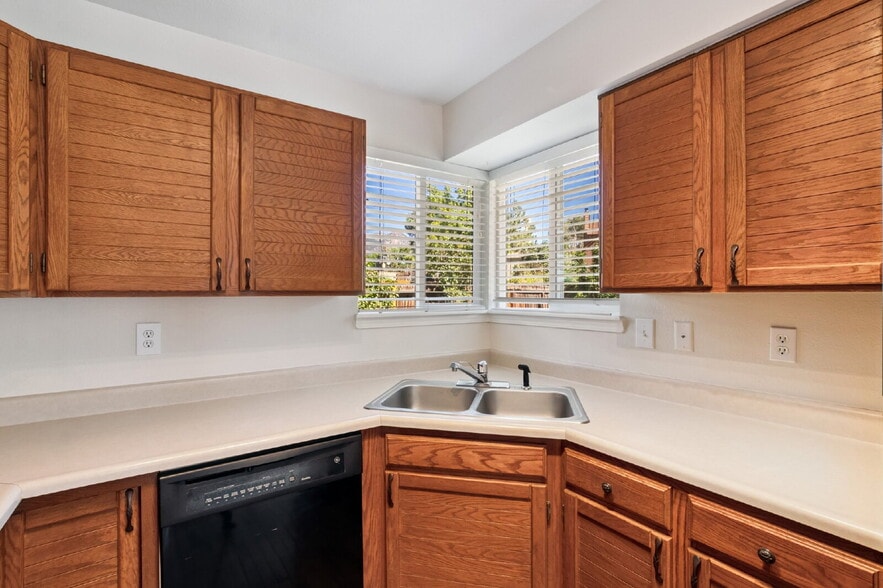 Building Photo - 6067 Wisteria Dr