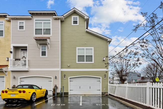 Building Photo - Stylish 3-Bedroom Condo in Virginia Beach.