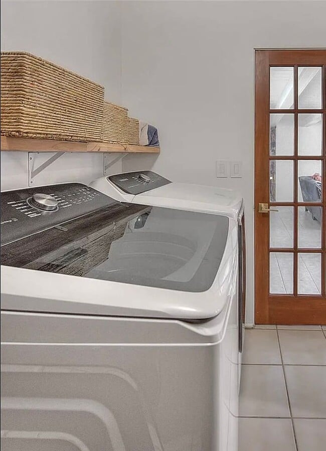 Building Photo - Stylish Palm Springs Home with Indoor-Outdoor Living