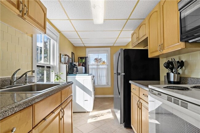 Building Photo - 32 School St