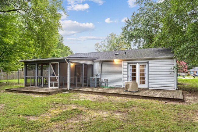 Building Photo - 501 Ashwood Dr