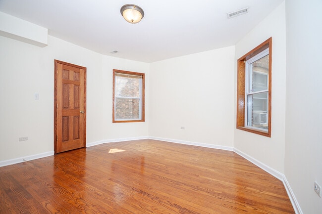 Building Photo - 7554 N Claremont Ave