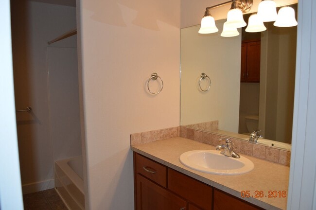 Building Photo - 1-Bedroom in Gated Community!