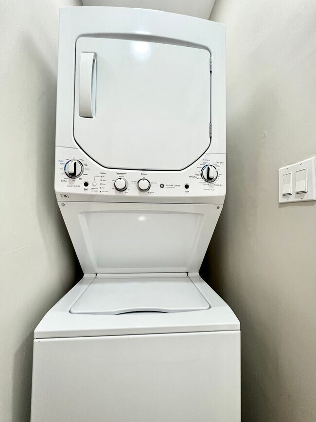 Building Photo - Newly remodeled studio with Washer/Dryer i...