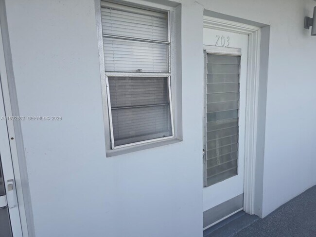Building Photo - 320 NE 12th Ave