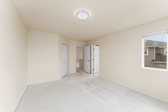 Building Photo - Spacious Townhome in Bellevue College Neig...