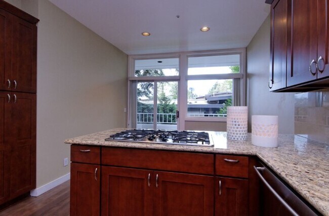 Building Photo - 2bd/2ba Bellevue Condo