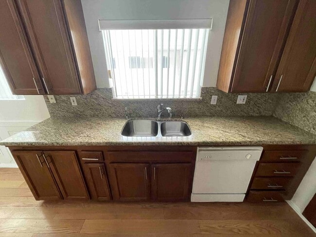 Building Photo - LARGE ENCINO SPA CONDO!