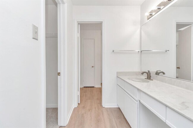 Building Photo - 9800 Pagewood Ln