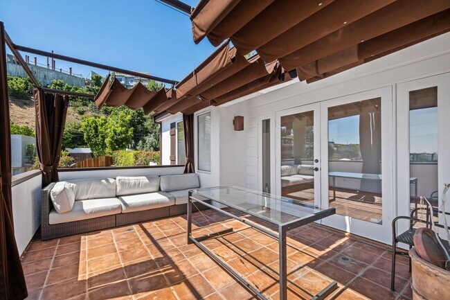 Building Photo - 1685 Sunset Plaza Dr