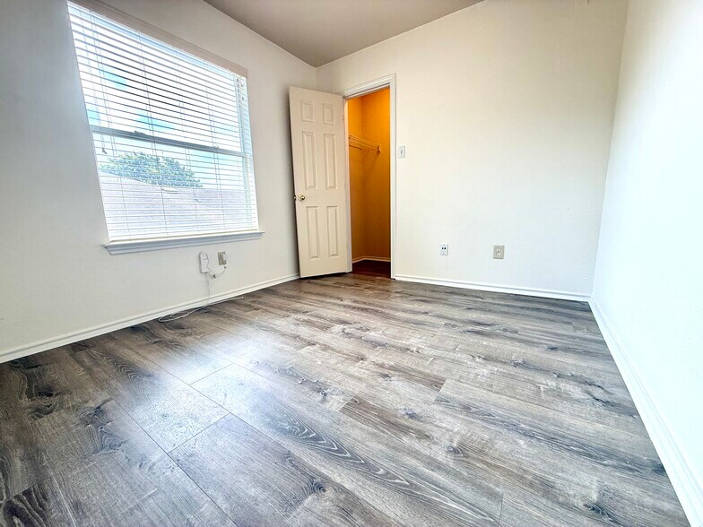 Building Photo - 913 Coronation Way