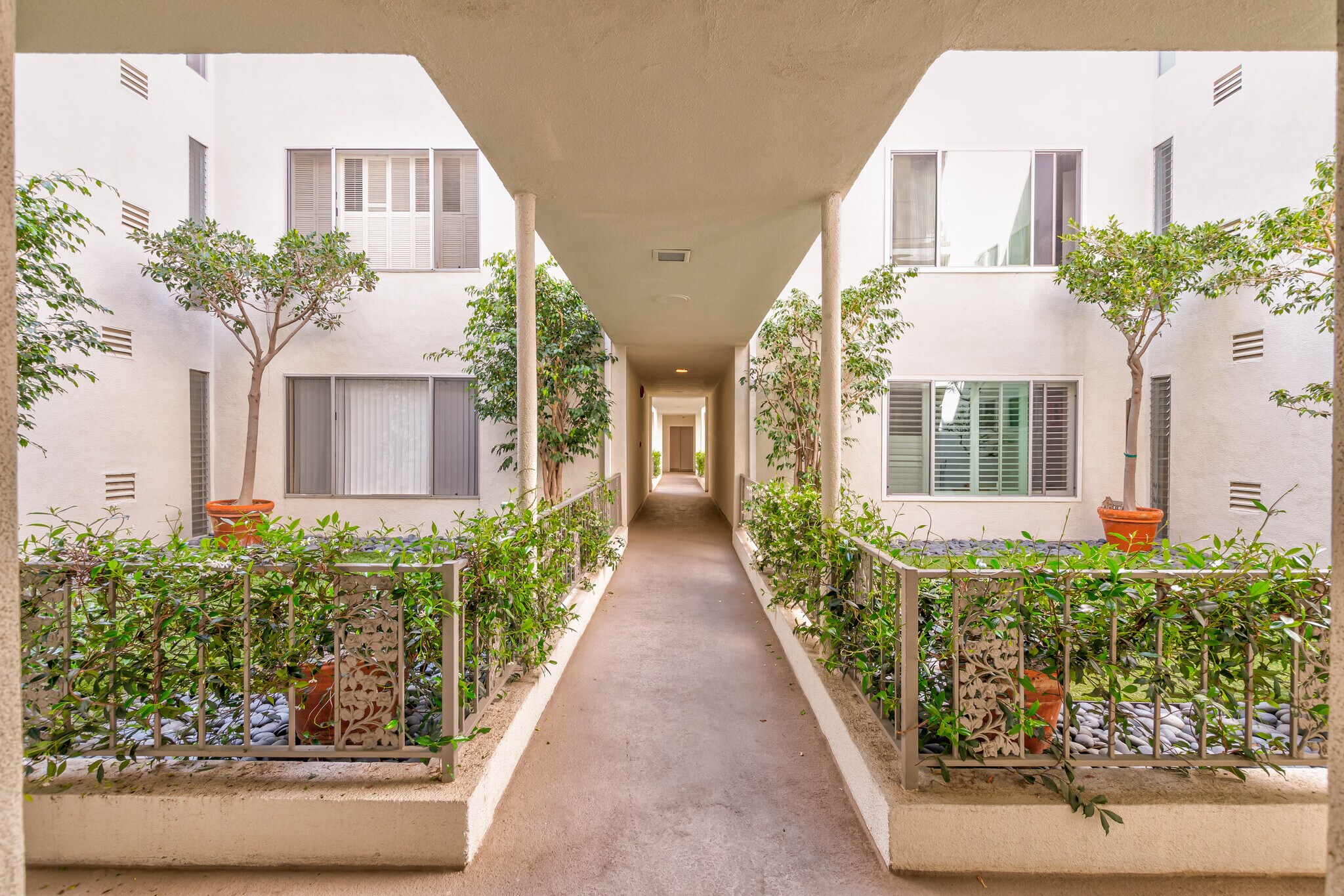 Building Photo - 516 San Vicente Blvd