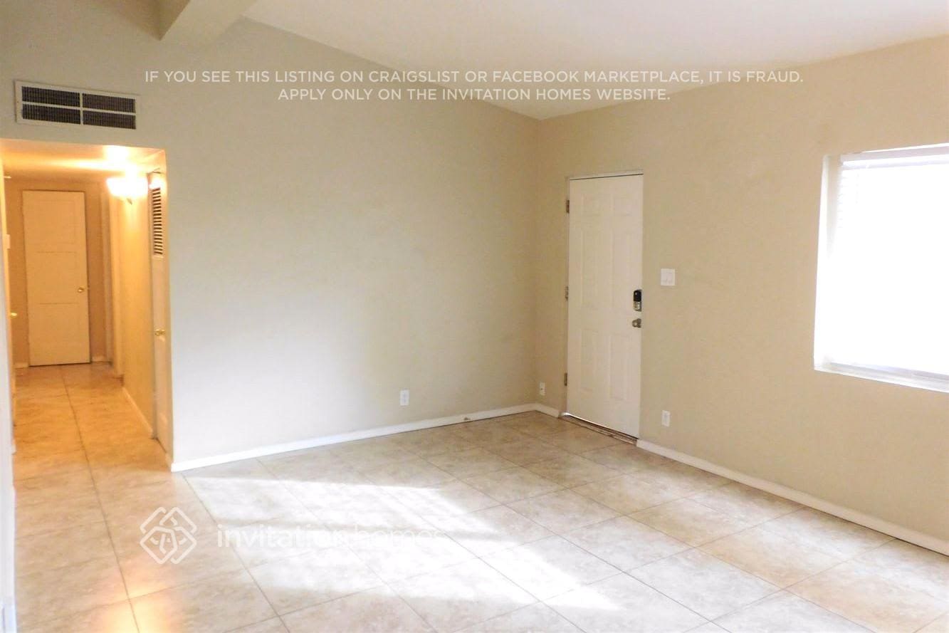 Building Photo - 3220 E Monte Vista Rd