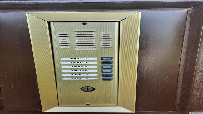 Building Photo - 3900 Bayside Dr